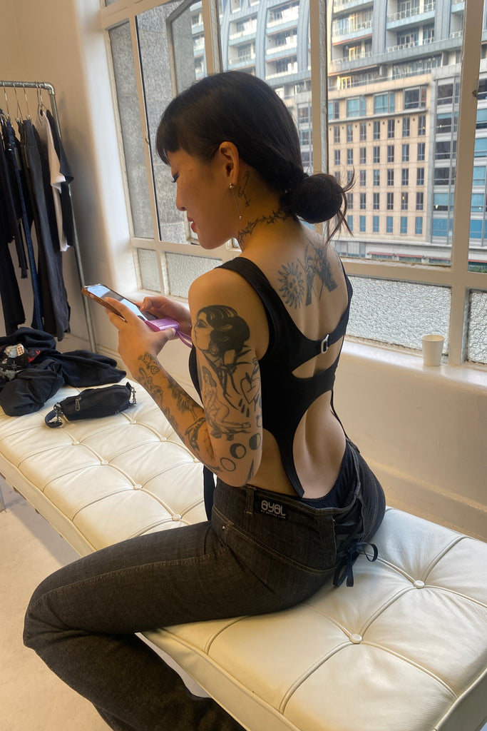 2002 紧身牛仔裤